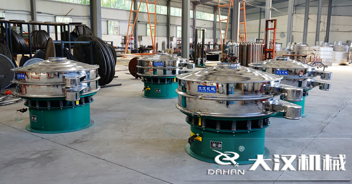 磨料振動(dòng)篩的工作原理：是由直立電機(jī)作為激振源，用來(lái)幫助物料進(jìn)行運(yùn)動(dòng)并且實(shí)現(xiàn)，理想的分級(jí)除雜效果。